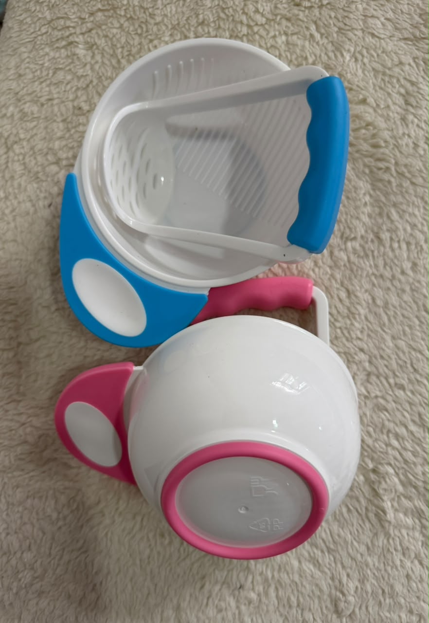 Portable baby food grinding bowl and masher set.